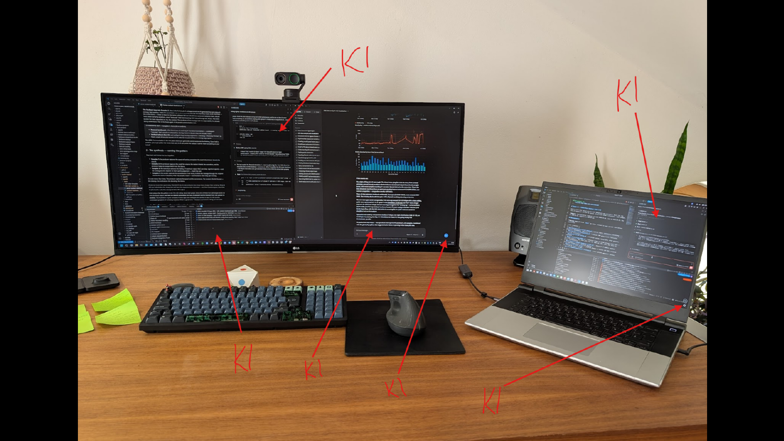 Aarons Schreibtisch mit roten KI-Pfeil-Annotationen